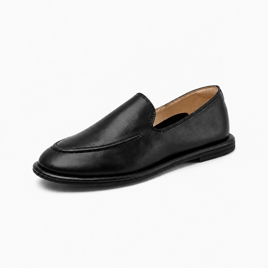 Titre SEO : Mocassin cuir souple femme noir - vue principale | Description SEO : Mocassin noir femme en cuir souple, silhouette élégante et confort premium pour un style chic au quotidien.