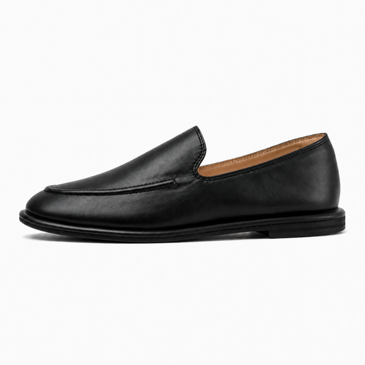 Titre SEO : Mocassin noir femme profil élégant | Description SEO : Vue latérale du mocassin en cuir souple noir, finition soignée, ligne fine et semelle confortable.