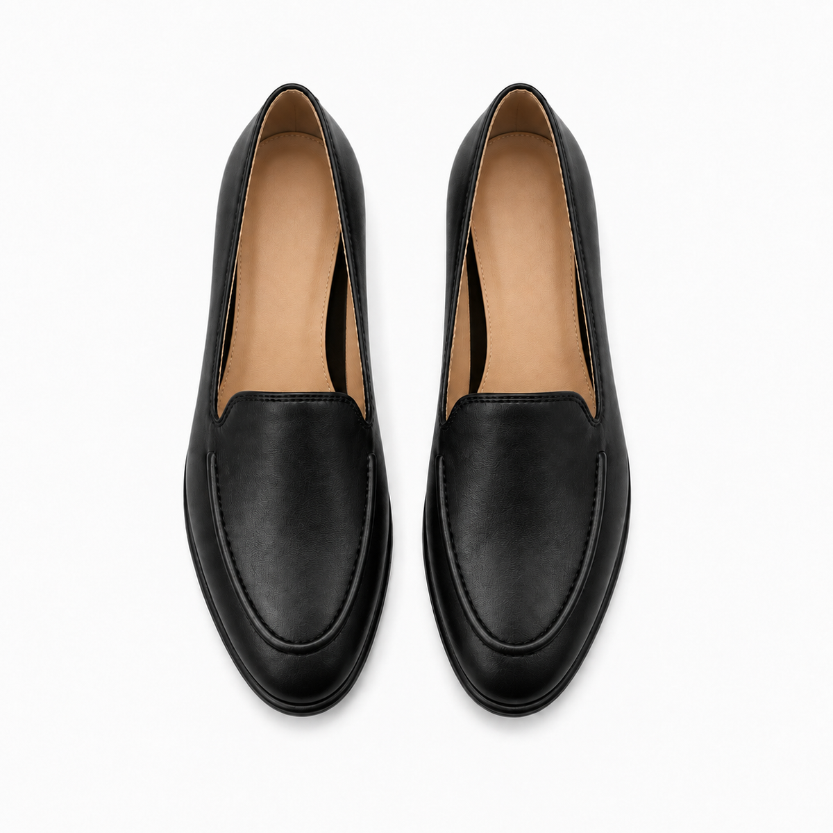 Titre SEO : Paire de mocassins noirs femme vue dessus | Description SEO : Mocassins femme en cuir souple noir, doublure beige propre, coupe classique et finition premium.