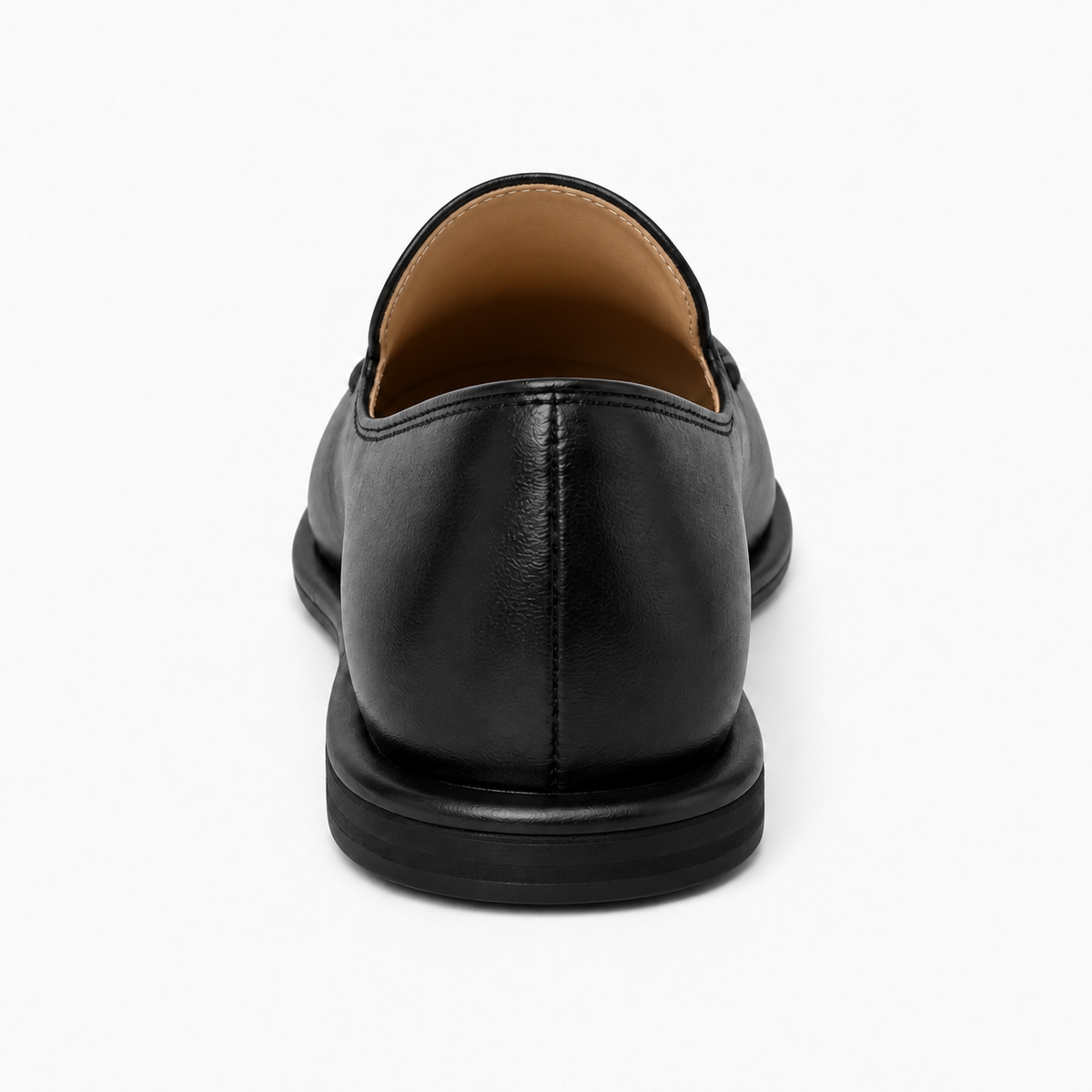 Titre SEO : Mocassin noir femme vue arrière | Description SEO : Détail arrière du mocassin cuir souple noir avec talon discret, coutures nettes et maintien élégant.