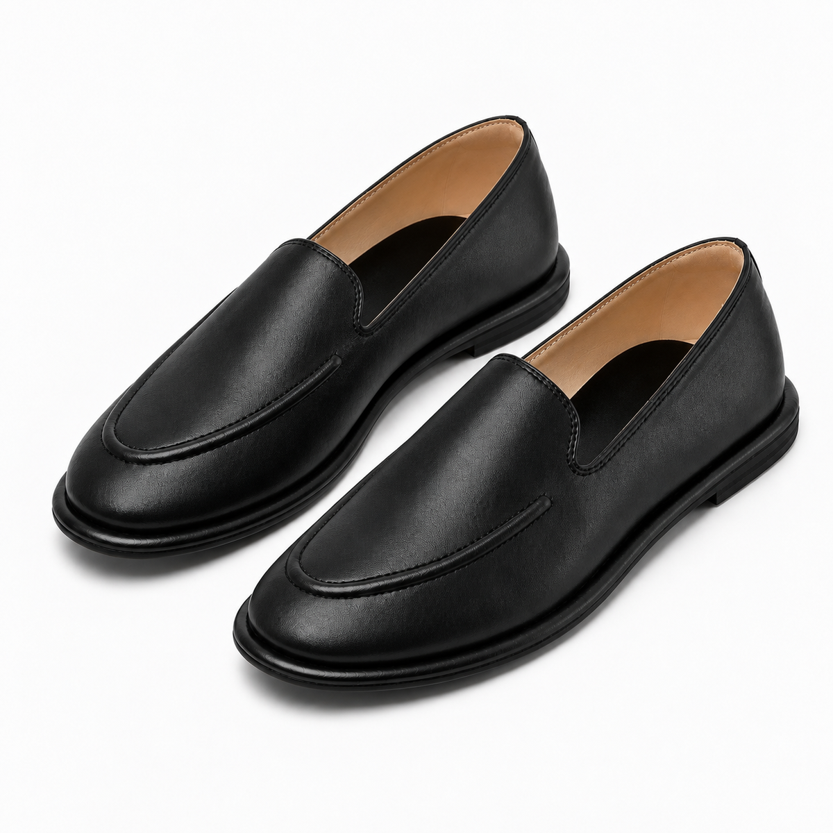 Titre SEO : Mocassins noirs femme paire premium | Description SEO : Paire de mocassins noirs en cuir souple pour femme, allure haut de gamme et finitions élégantes.