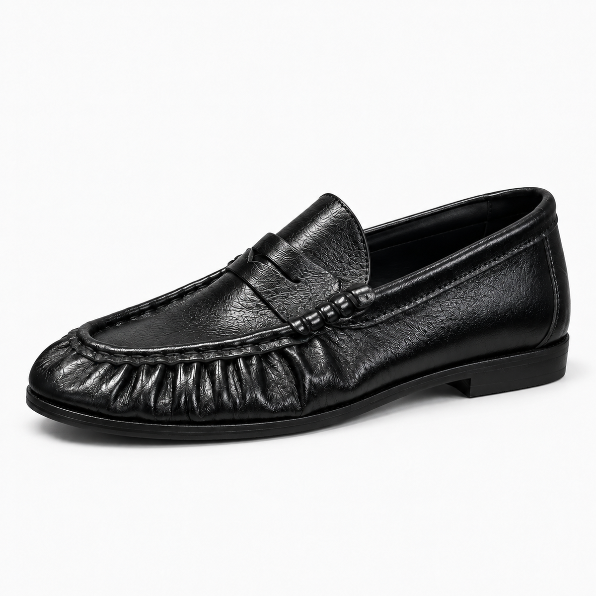 Mocassin noir femme en cuir souple grainé - Vue premium de trois-quarts avec fronces, bride décorative, semelle basse noire et finition élégante.