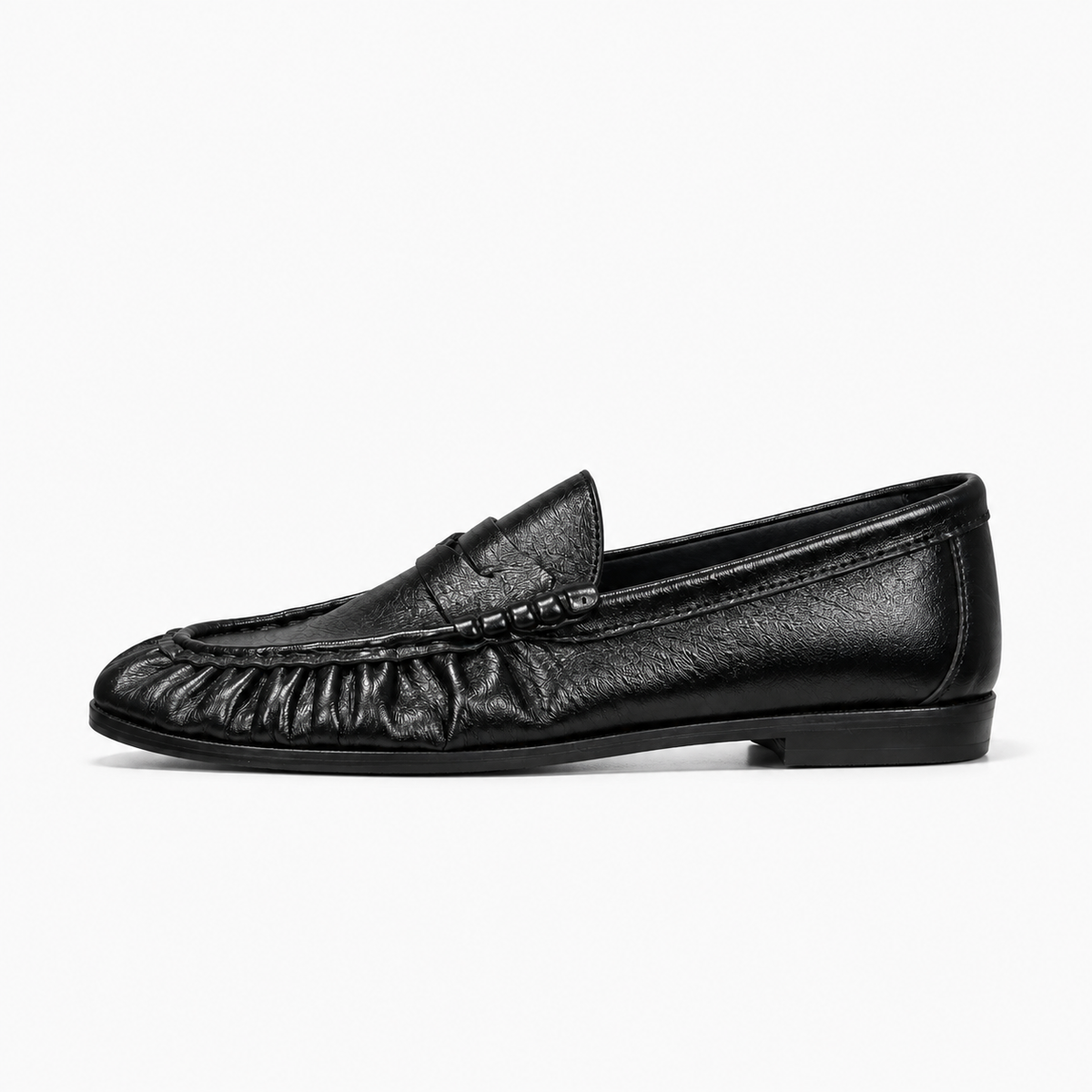 Mocassin noir femme vue de profil - Chaussure plate en cuir grainé noir avec avant froncé, bride décorative et semelle basse confortable.