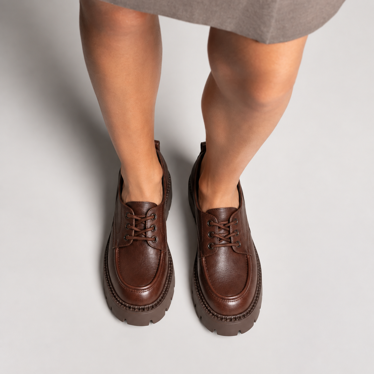 Titre SEO : Mocassin plateforme marron porté femme | Description SEO : Mocassin marron plateforme porté avec pantalon beige, style premium et confort élégant au quotidien.