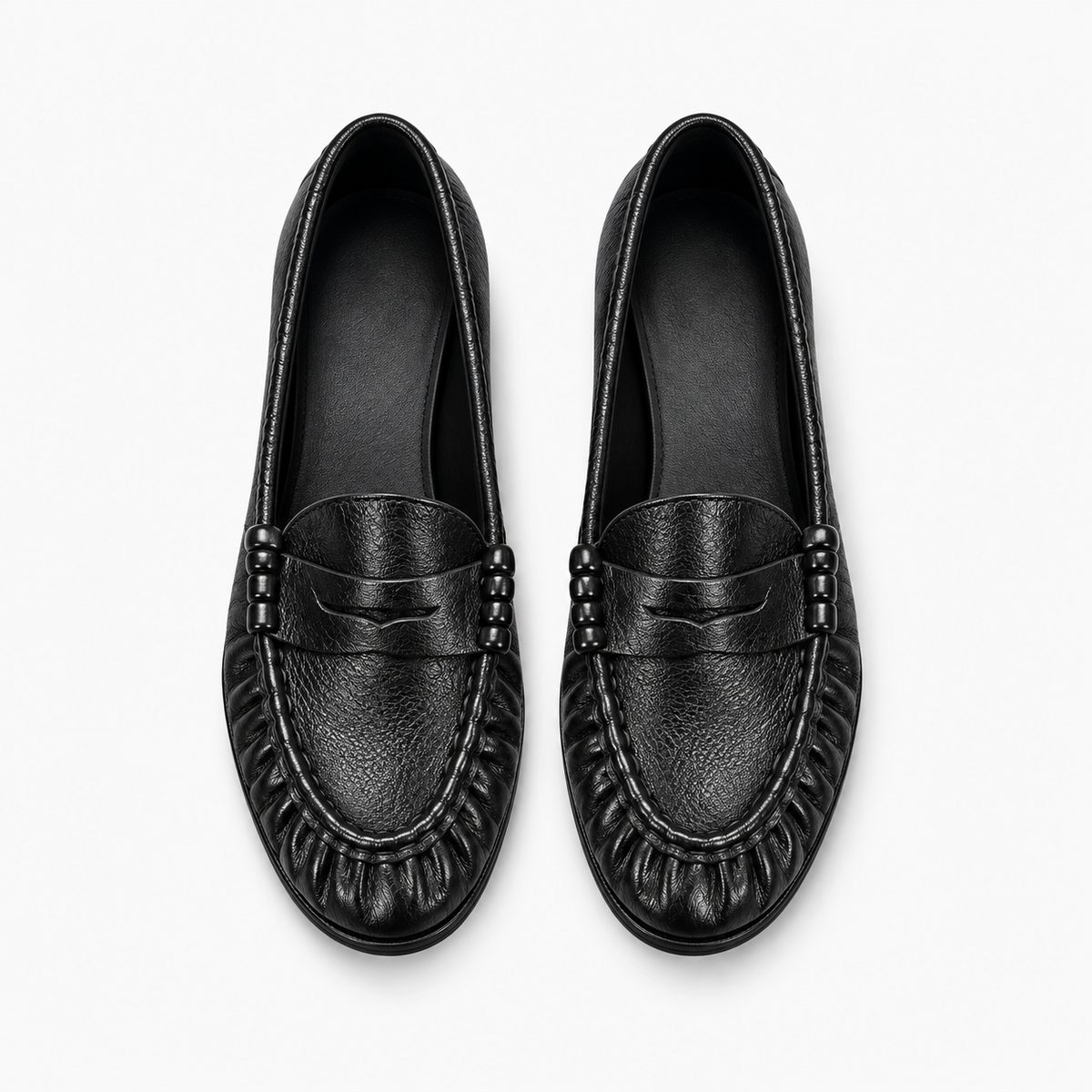 Paire de mocassins noirs femme vue du dessus - Cuir grainé, brides décoratives, détails latéraux et silhouette chic confortable.