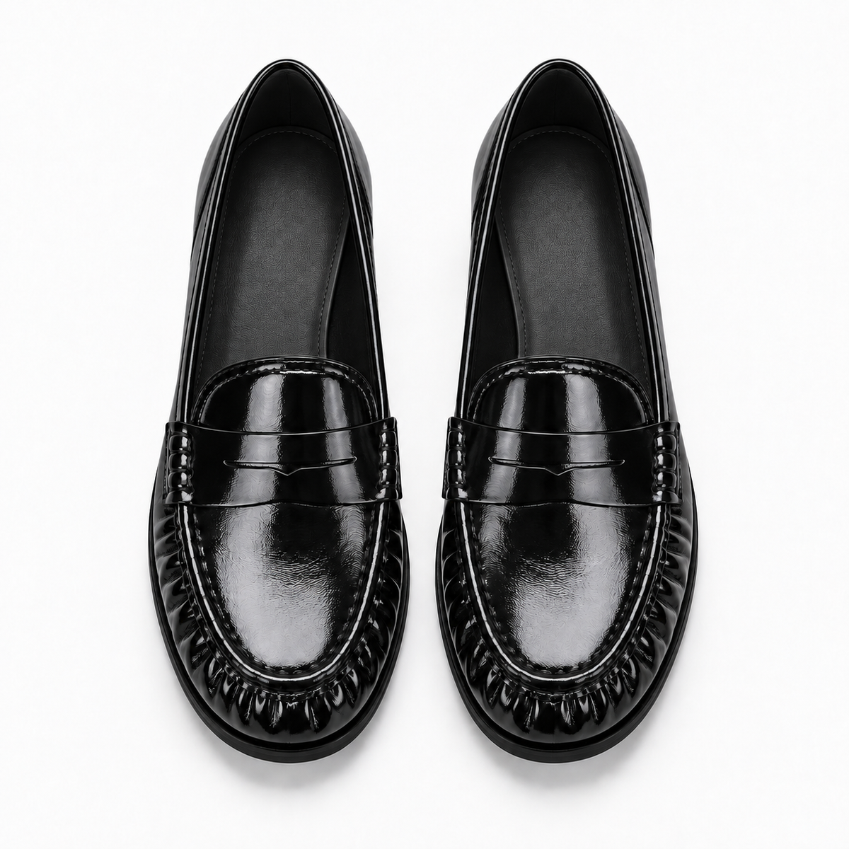 Meta title: Paire de mocassins noirs vernis femme - vue dessus | Meta description: Paire de mocassins noirs vernis femme vue de dessus, intérieur noir, bride penny, couture mocassin et finition brillante haut de gamme.