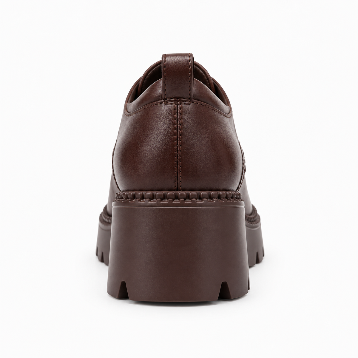 Titre SEO : Mocassin marron femme vue arrière plateforme | Description SEO : Vue arrière du mocassin plateforme marron, tirant, couture centrale et talon épais pour un maintien élégant.