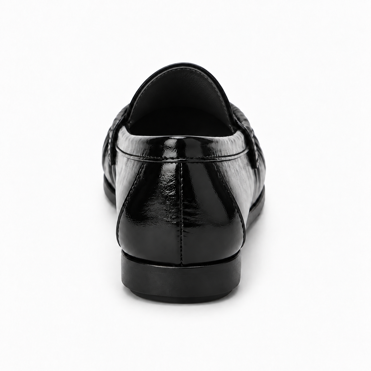 Meta title: Mocassin noir verni femme - vue arrière | Meta description: Vue arrière du mocassin noir verni femme avec intérieur noir, couture centrale, cuir brillant et semelle basse noire pour une finition raffinée.