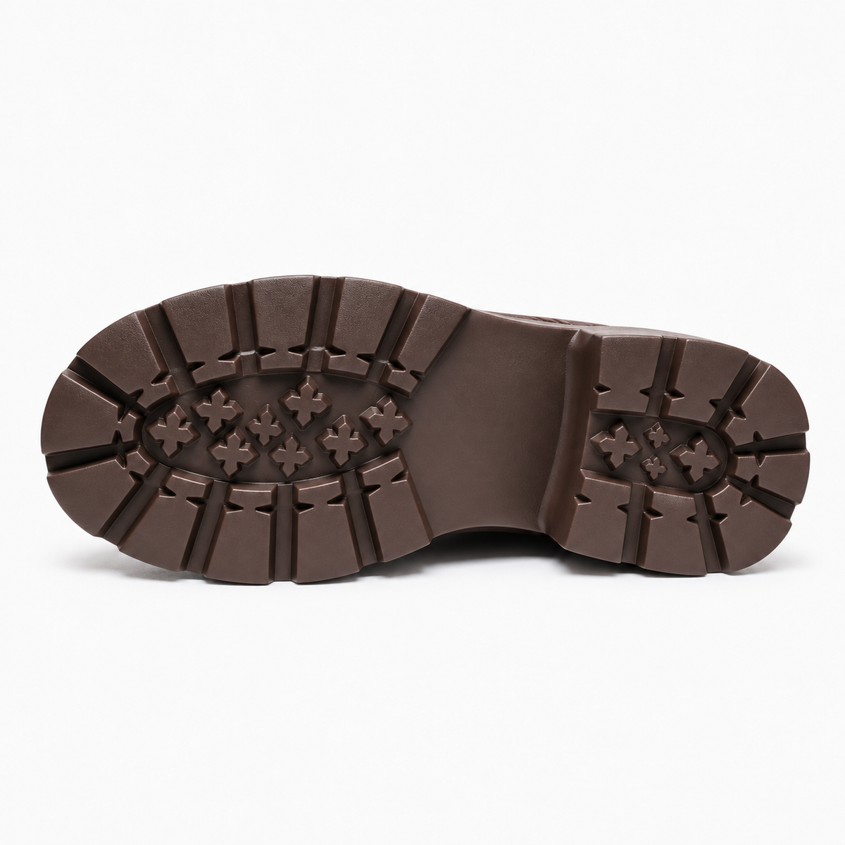 Titre SEO : Semelle crantée mocassin plateforme marron | Description SEO : Détail de la semelle marron crantée du mocassin plateforme femme, pensée pour stabilité et style affirmé.