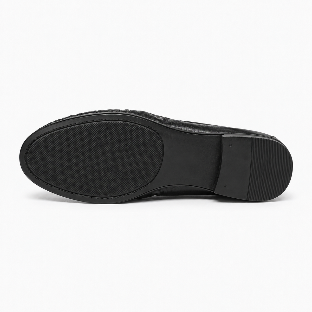 Semelle mocassin noir femme - Vue dessous avec semelle basse noire texturée, talon plat et conception confortable au quotidien.