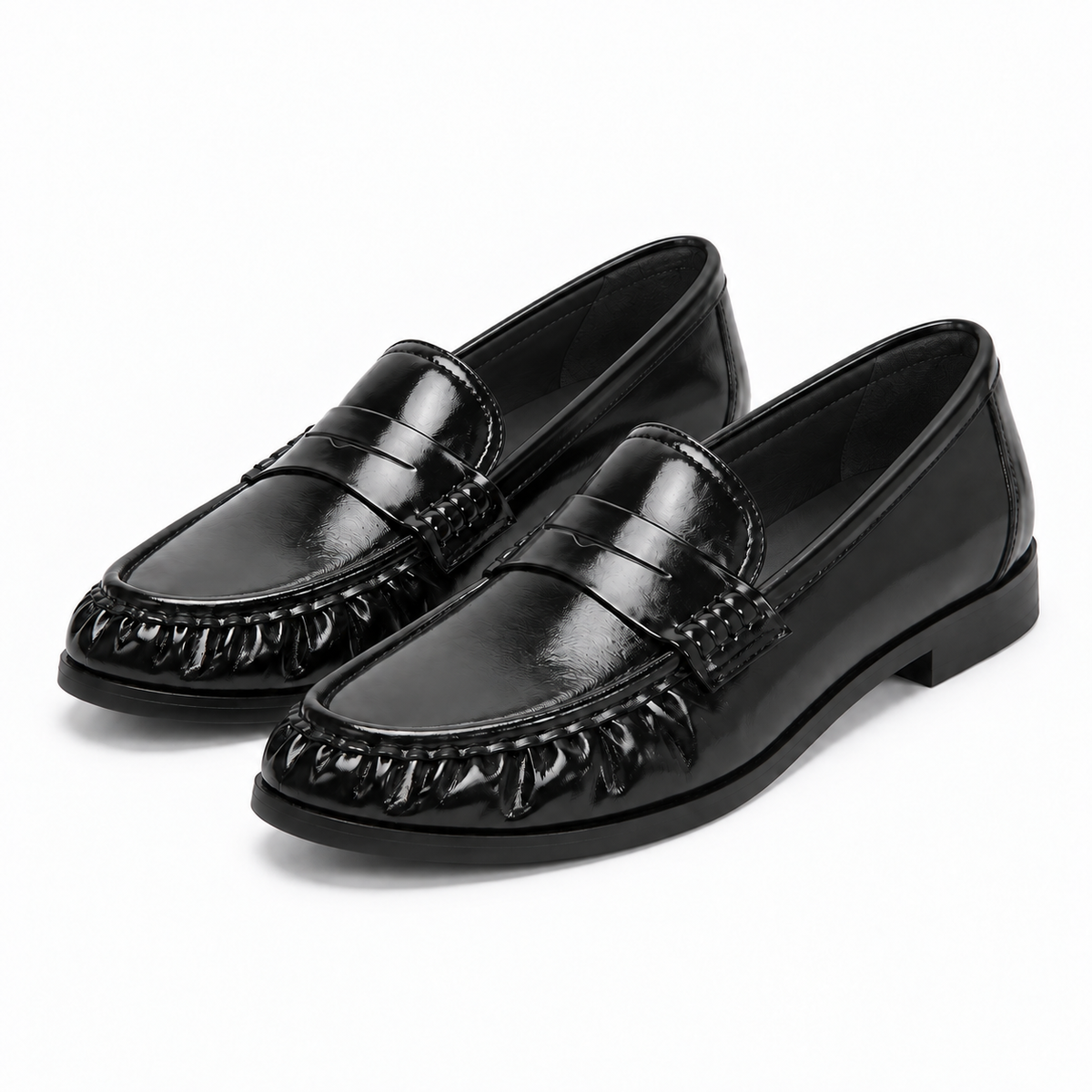 Meta title: Paire de mocassins noirs vernis femme - composition premium | Meta description: Paire de mocassins noirs vernis femme en composition trois-quarts, intérieur noir, bride penny, fronces avant et cuir brillant élégant.