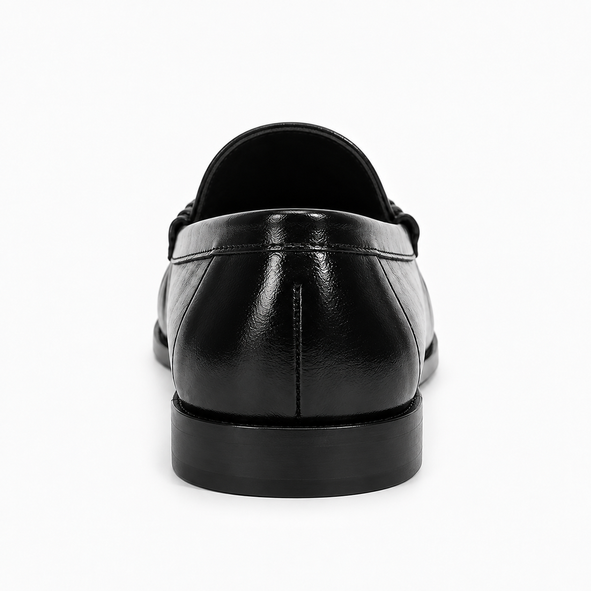 Mocassin noir femme vu de l arriere avec couture talon et cuir brillant haut de gamme.